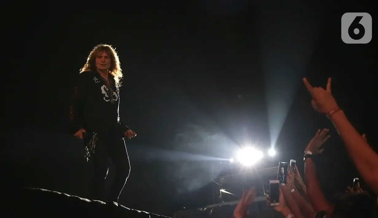 Grup band Whitesnake tampil di perhelatan JogjaROCKarta #4 di Stadion Kridosono,Yogyakarta, Minggu (1/3/2020). Whitesnake merupakan salah satu band penampil dalam JogjaROCKarta #4 selain band rock asal Jerman Scorpions. (Fimela.com/Bambang E Ros)