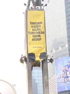Greenpeace Bentangkan Spanduk Raksasa di Bundaran HI, Soroti Krisis Iklim