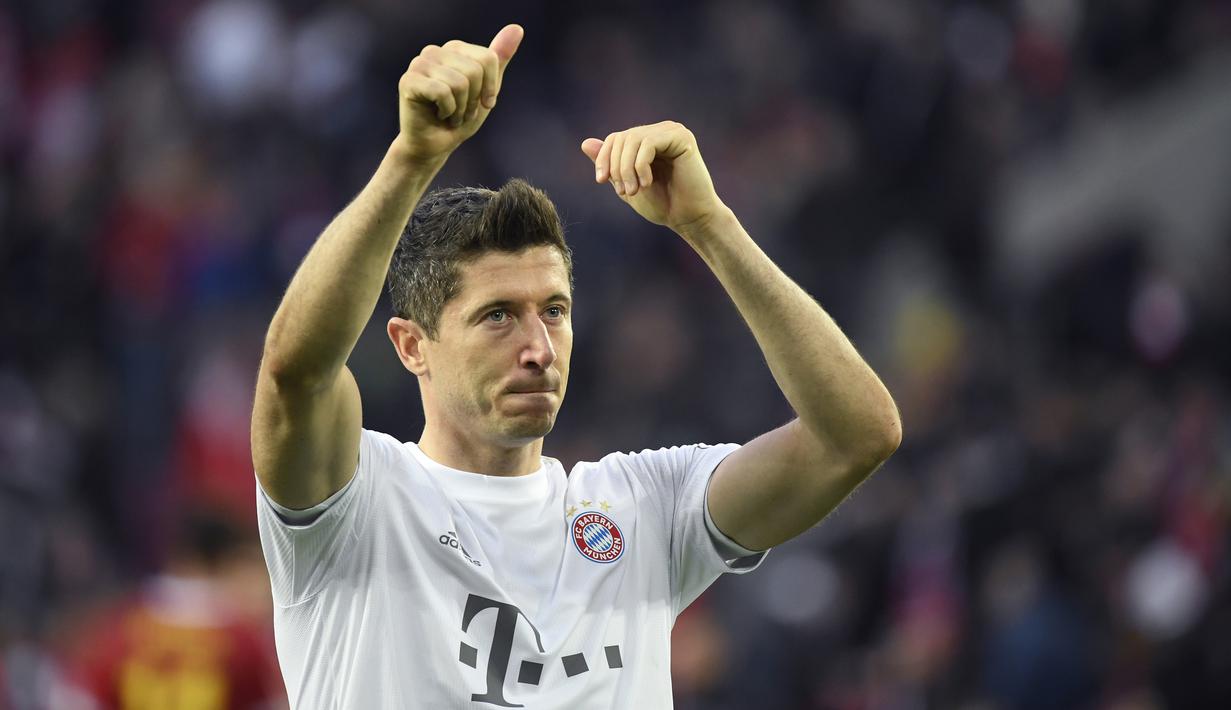 1. Robert Lewandowski - Penyerang Bayern Munchen ini tampil sangat agresif di kompetisi Liga Champions musim 2019/2020 ini. Selain ganas di depan gawang, Lewandowski juga memuncaki top skor sementara Liga Champions musim ini dengan koleksi 14 gol. (AFP/Ina Fassbender)