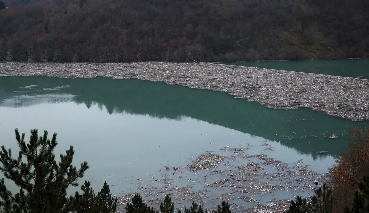 Botol plastik dan sampah lainnya mengapung di danau Potpecko dekat Priboj, di barat daya Serbia, Kamis (12/1/2023). Serbia dan negara-negara Balkan lainnya kewalahan oleh sampah komunal setelah beberapa dekade diabaikan dan kurangnya kebijakan pengelolaan limbah yang efisien di negara-negara yang bercita-cita untuk bergabung dengan Uni Eropa. (AP Photo/Marjan Vucetic)