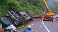 Bangkai bus pariwisata Sang Engon diangkat menggunakan crane. (Liputan6.com/Edhie Prayitno Ige)