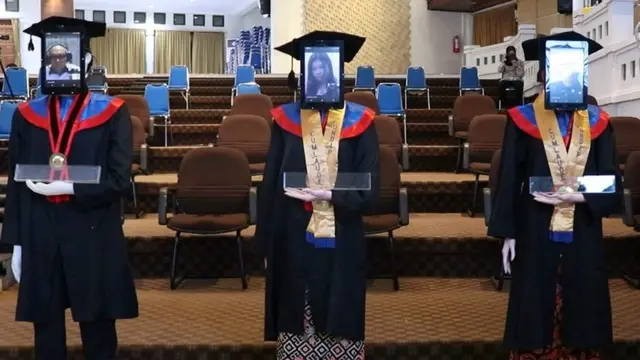 Tiga robot mewakili ribuan wisudawan-wisudawati Undip dalam wisuda daring. (Foto: Liputan6.com/Felek Wahyu)