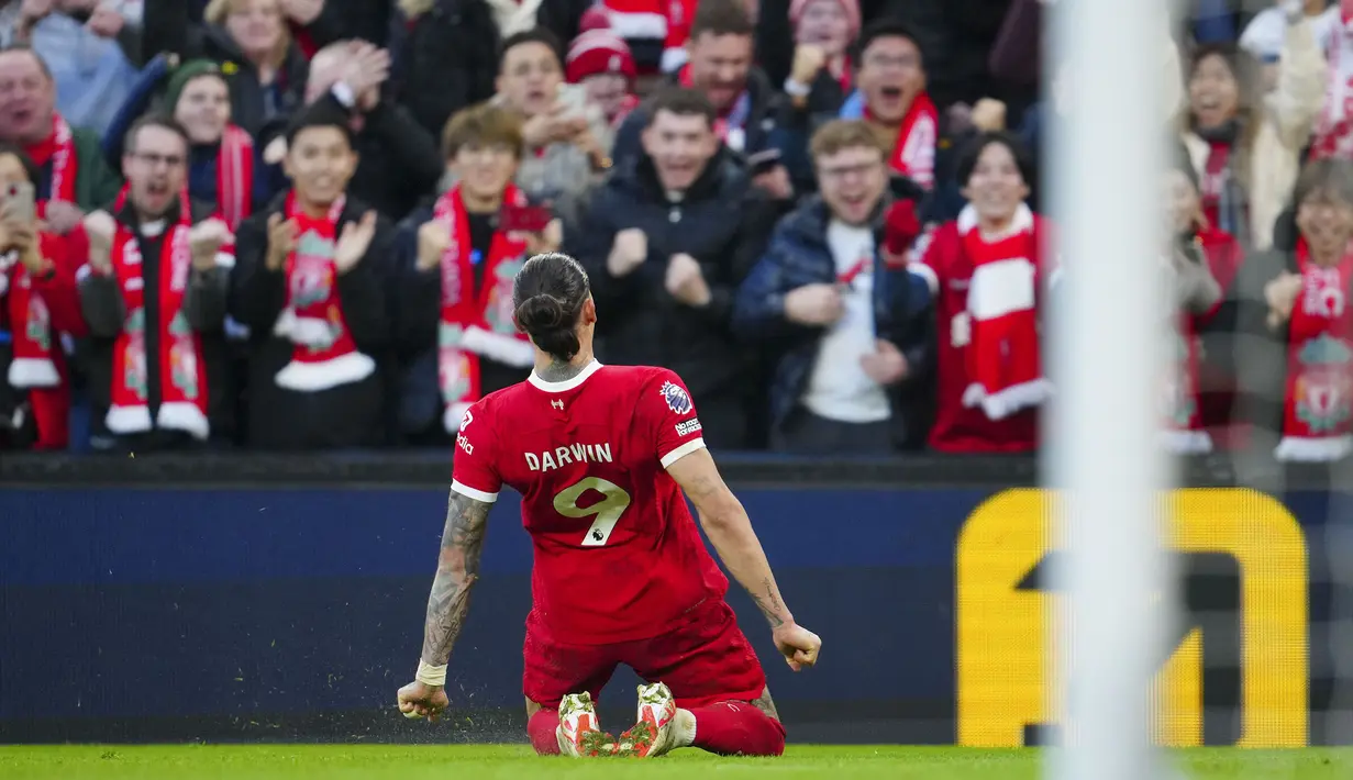 Pemain Liverpool, Darwin Nunez melakukan selebrasi setelah mencetak gol ketiga timnya ke gawang Burnley pada laga lanjutan Liga Inggris 2023/2024 di Anfield, Liverpool, Inggris, Sabtu (10/02/2024). (AP Photo/Jon Super)