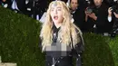 Ekspersi Madonna saat tiba menghadiri ajang Met Gala 2016 di Metropolitan Museum of Art, New York, Senin (2/5). Bertemakan 'Manus x Machina: Fashion In An Age of Technology', Madonna tampil dengan busana transparan. (AFP/Larry Busacca)
