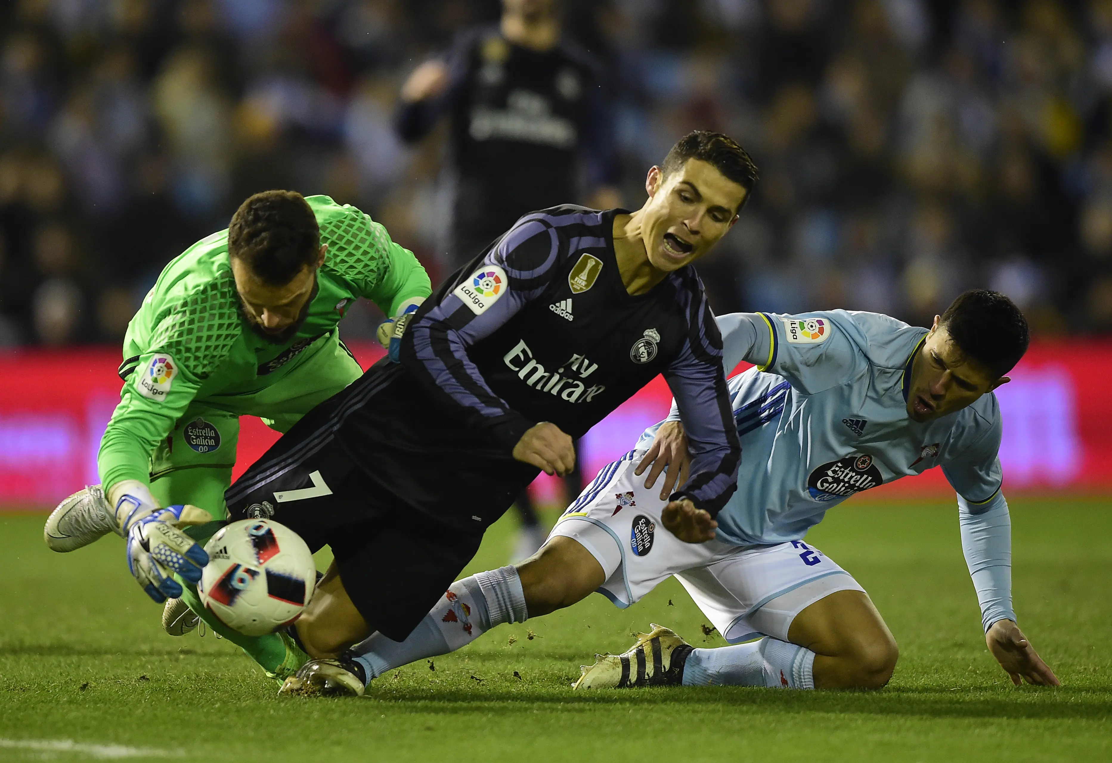 Pemain Real Madrid, Cristiano Ronaldo (tengah) berjibaku kontra kiper Celta Vigo, Sergio Alvarez (kiri) dan bek Facundo Roncaglia, pada Leg 2 Babak Perempatfinal Copa del Rey 2016-2017, di Stadion Balaidos, Kamis (26/1/2017) dini hari WIB.  (AFP/Miguel Ri