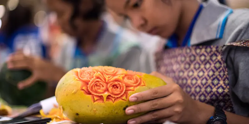 Ada Kompetisi Mengukir Buah di Negara Ini