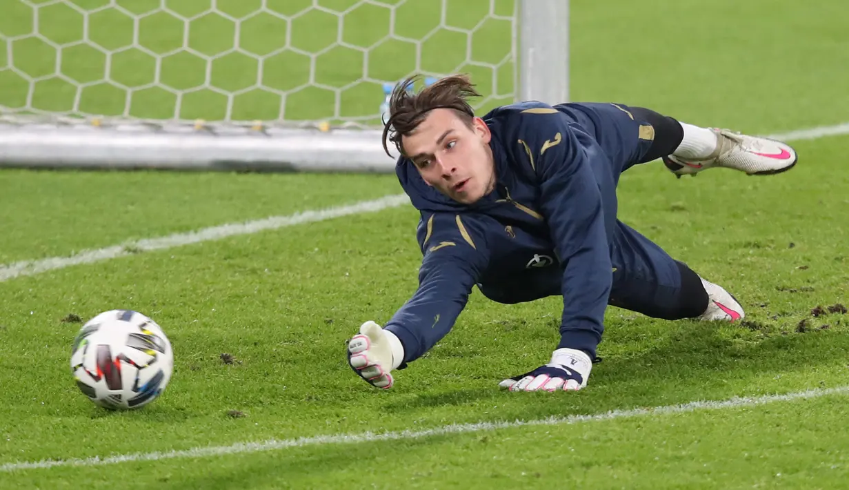 Andriy Oleksiyovych Lunin jadi salah satu pemain jebolan Piala Dunia U-20 Ukraina. Selain sukses mengantarkan Ukraina juara, pemain berusia 23 tahun itu juga membawa pulang penghargaan sarung tangan emas sebagai kiper terbaik. (AFP/Ronny Hartmann)