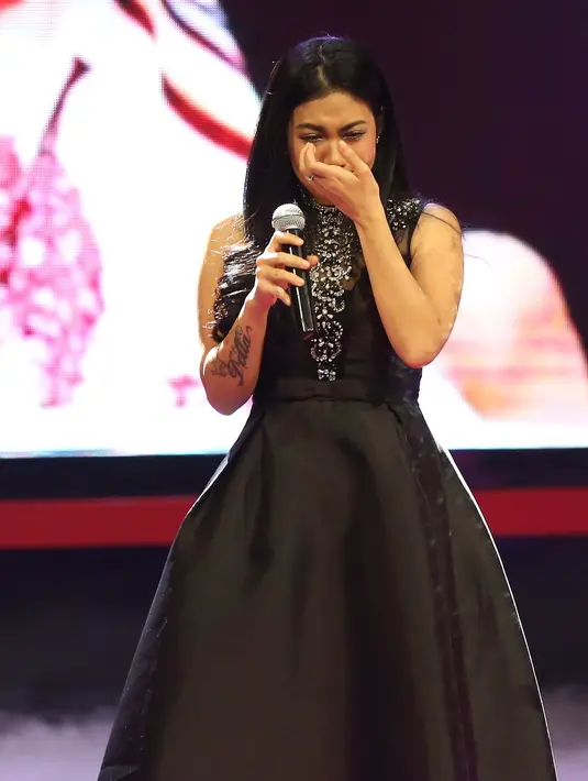 Saat berbicara, tak sedikit ia menanyakan anggota keluarganya, seperti ibu dan adik-adiknya. Hal ini sering dilakukan Jupe saat ia terbangun di malam hari. Mengingat pola tidur Jupe yang memang tak baik. (Bambang E. Ros/Bintang.com)