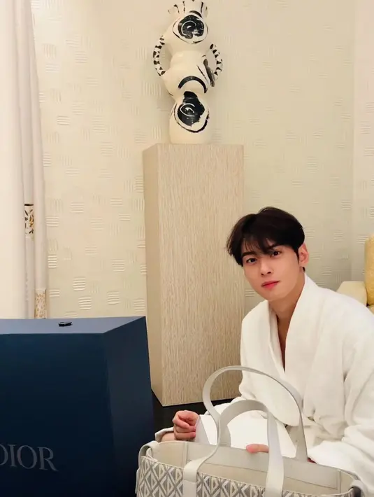Cha Eun Woo di Paris. (Foto: Instagram/ eunwo.o_c)