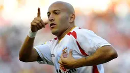 Sevilla's Ernesto Chevanton celebrates after scoring against Athletic de Bilbao during a Spanish league football match at the Sanchez Pizjuan stadium in Sevilla on October 5, 2008. AFP PHOTO/ CRISTINA QUICLER