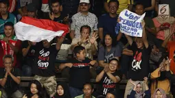 Suporter Timnas voli putra Indonesia membentangkan bendera dan tulisan saat  menyaksikan laga Indonesia melawan Jepang di Semifinal Kejuaraan Voli Asia 2017 di GOR Tri Dharma, Gresik, Senin (31/7). Indonesia kalah 3-0. (Liputan6.com/Helmi Fithriansyah)