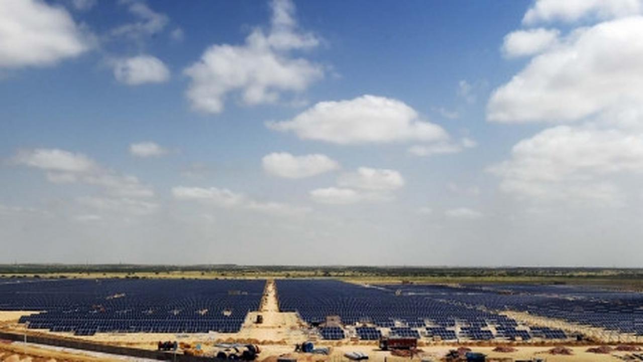 Melihat pembangunan pusat pembangkit tenaga surya India