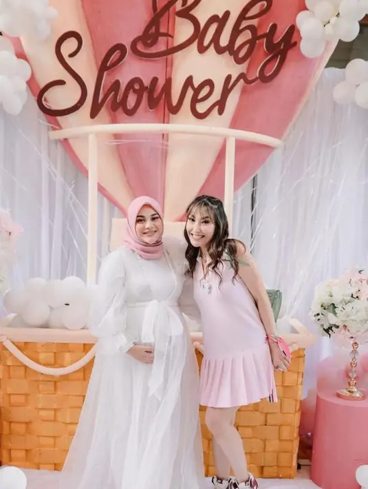 Model dan presenter Ayu Dewi juga turut menghadiri acara baby shower Aurel. Perempuan 37 tahun ini tampil manis mengenakan sleeveless dress warna pink dan sneakers. (Instagram/aurelie.hermansyah).