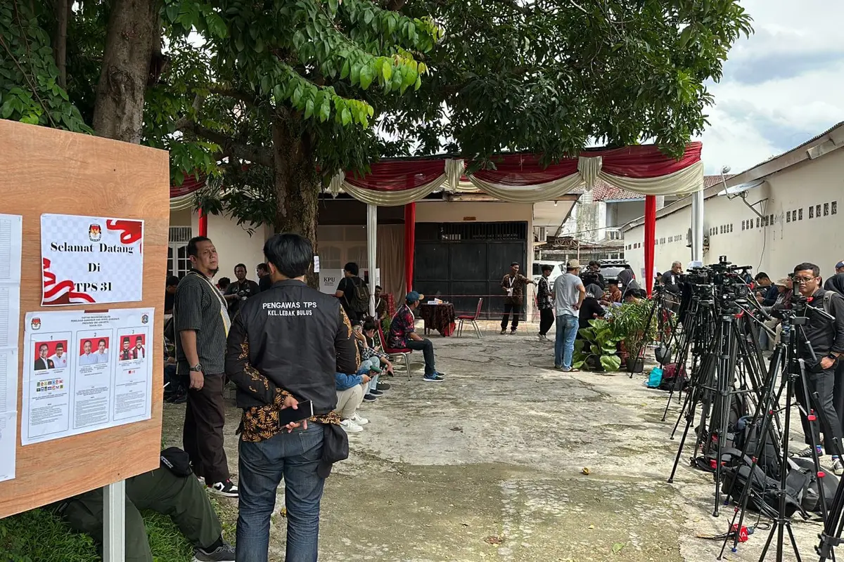 Sejumlah pemilih berdatangan menyalurkan hak pilihnya di TPS 31 Lebak Bulus yang menjadi tempat cagub Dharma Pongrekun mencoblos, Rabu (27/11/2024).
