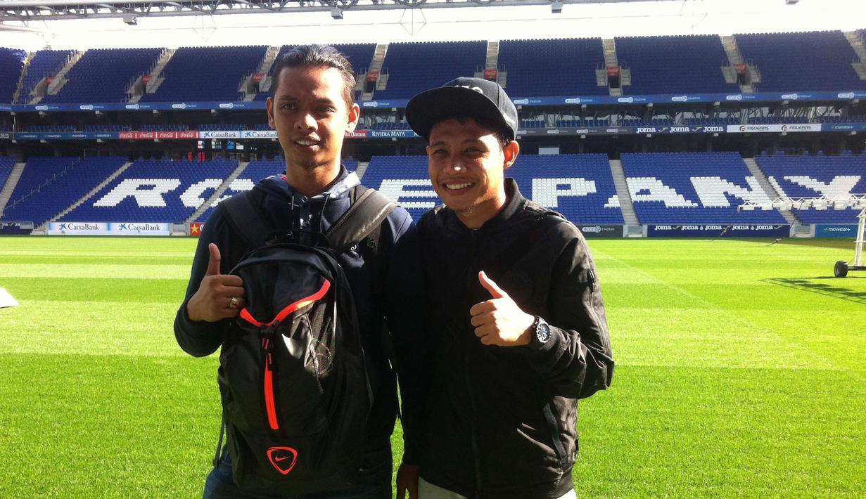 Evan Dimas Darmono dan teman karibnya, Fuguh Pangestu, berfoto di dalam markas RCD Espanyol, Estadio Cornella-El Prat. (Bola.com/La Liga)