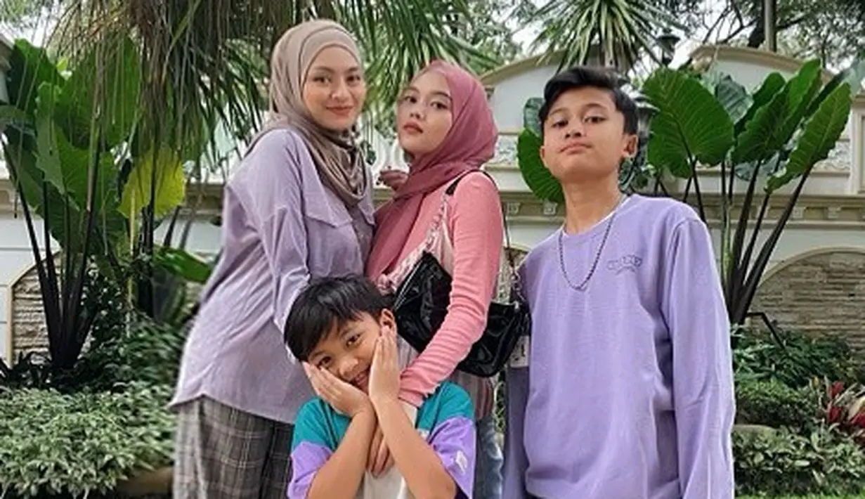 "Kalau ke Putri, Iky, dan Rizwan bisa teratasi. Cuma ke Ferdi paling kecil, dia sifatnya cemburuan banget kalau bundanya dekat sama kakak-kakaknya," katanya. (Instagram/nathalieholscher)