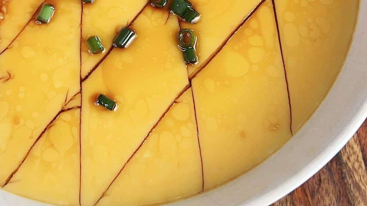 Chinese steamed egg atau telur kukus Cina adalah hidangan tradisional Tiongkok yang dapat dengan mudah Anda ditemukan di negara tersebut. Makanan ini berupa telur yang dikocok hingga kekentalannya mirip dengan yang digunakan untuk telur dadar, lalu dikuku