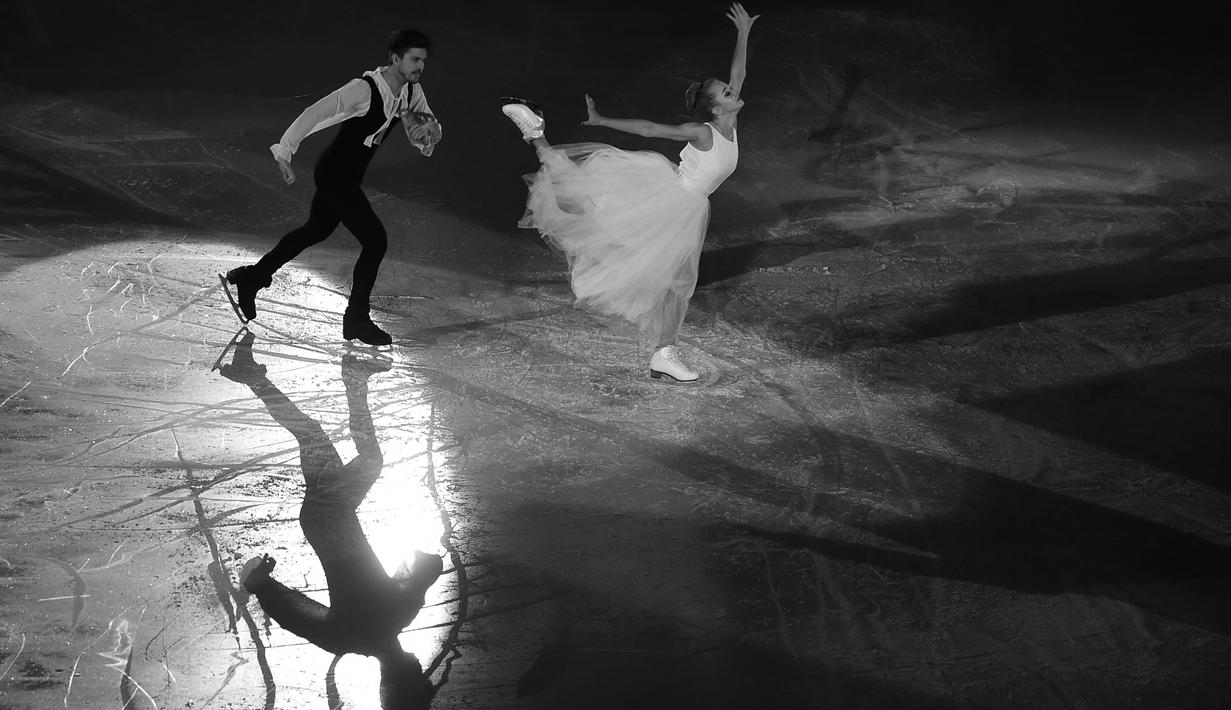 Alexandra Stepanova dan Ivan Bukin dari Rusia menunjukan kebolehannya pada laga eksebisi kejuaraan European Figure Skating Championship di Ostrava, Republik Ceko, (29/1/2017).  (AFP/ Michal Cizek)