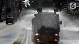 Mobil Water Cannon milik Polisi menyemprotkan Disinfektan di jalan Slipi, Jakarta, Selasa (31/3/2020). Meluasnya Covid-19 membuat petugas kepolisian Berinisiatif menyemprotkan Disinfektan menggunakan Water Cannon memutari jalan, Petamburan, Slipi Raya Jakarta Barat. (Liputan6.com/Johan Tallo)