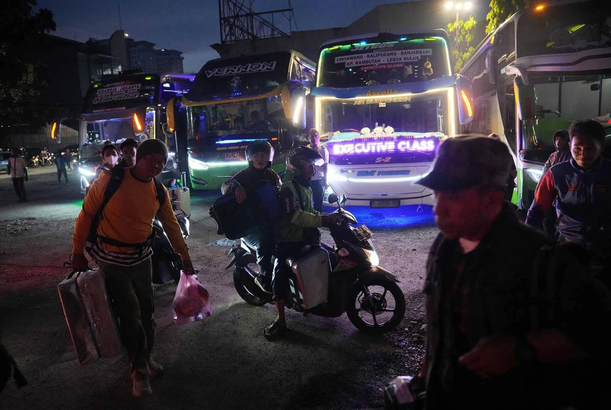 FOTO: Pemudik Mulai Padati Agen Bus Jelang Puncak Arus Mudik Lebaran