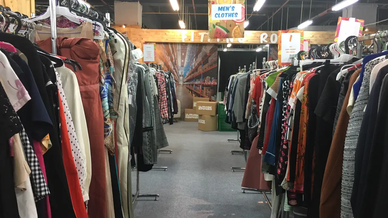 Anda dapat menikmati diskon hingga 90 persen untuk barang-barang branded dengan konsep unik yakni supermarket.