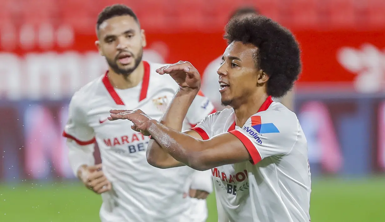 Bek Sevilla, Jules Kounde berselebrasi usai mencetak gol ke gawang Barcelona pada pertandingan leg pertama semifinal Copa del Rey di stadion Ramon Sanchez Pizjuan di Seville, Spanyol, Kamis (10/2/2021).  Sevilla menang atas Barcelona 2-0. (AP Photo/Angel Fernandez)