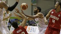 Arki Wisnu berebut bola dengan Yadwinder Singh (14) asal India pada penyisihan Grup A turnamen invitasi sebagai ajang test event Asian Games 2018 di Hall Basket Senayan pada Jumat (9/2/2018) (Bola.com/Peksi Cahyo)