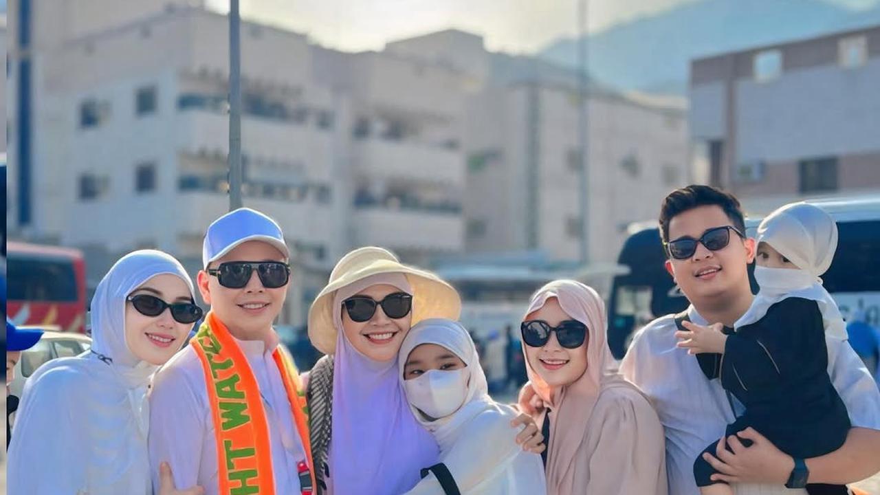 Potret Ayu Ting Ting Kenakan Gamis Serba Putih saat Umrah dengan Keluarga