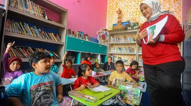 Anak-anak mengikuti kegiatan belajar Bahasa Inggris di Ruang Publik Terpadu Ramah Anak (RPTRA) Malinjo di Kelurahan Pejaten Barat, Pasar Minggu, Jakarta Selatan, Selasa (10/9/2024). (merdeka.com/Arie Basuki)