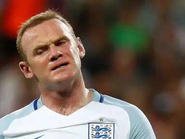 Striker Inggris, Wayne Rooney, menangis sedih setelah timnya kalah dari Islandia, 1-2, pada laga 16 besar Piala Eropa 2016 di Stade de Nice, Nice, Selasa (28/6/2016) dini hari WIB. (Reuters/Kai Pfaffenbach)
