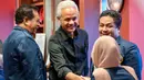 Calon presiden untuk pemilu 2024, Ganjar Pranowo (tengah), menyapa anggota Persatuan Wartawan Indonesia (PWI) selama kampanye dan pertemuan dengan anggota masyarakat di gedung Dewan Pers, Jakarta, pada 30 November 2023. (BAY ISMOYO/AFP)