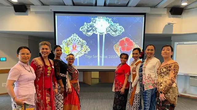 Ana Wardani (kebaya putih bunga-bunga) adalah diaspora Indonesia yang menetap di Selandia Baru.