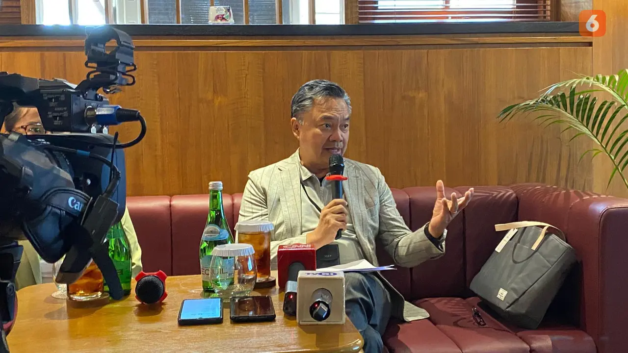 Pendiri Foreign Policy Community of Indonesia (FPCI) Dino Patti Djalal menyambut baik komitmen Presiden Prabowo yang menyebut bahwa Indonesia menargetkan transisi penuh ke energi terbarukan dalam waktu 10 tahun (Dok. Liputan6.com/Teddy Tri Setio Berty).