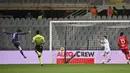 Penyerang Fiorentina, Dusan Vlahovic saat mencetak gol ke gawang Sampdoria pada pertandingan lanjutan Liga Serie A Italia di stadion Artemio Franchi di Firenze, Italia (30/11/2021). Fiorentina menang atas Sampdoria 3-1. (Massimo Paolone/LaPresse via AP)