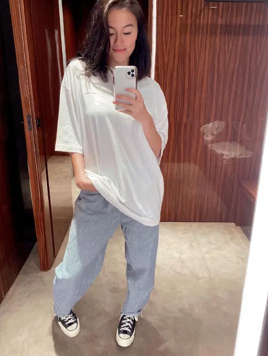 "Jadi gue pada saat itu dideketin sama seorang penyanyi. Waktu itu gue masih SMP kelas 1, tiba-tiba ketahuan bahwa ini cowok sebenernya ada sama cewek lain. It was my first heart break," ucap Agnez Mo. (Instagram/agnezmo)