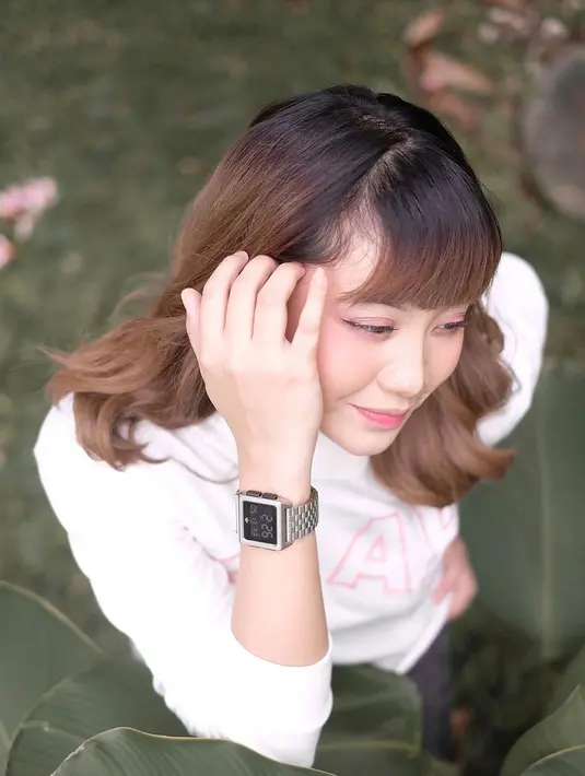 Anak pertama dari dua bersaudara ini tampil trendi dengan rambut berwarna blonde. Menggunakan riasan natural, penyanyi sekaligus presenter ini tampil menawan bak Idol Korea.(Liputan6.com/IG/@gheaindrawari)