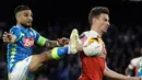 Gelandang Napoli, Lorenzo Insigne berusaha mengontrol bola dari kawalan bek Arsenal, Laurent Koscielny selama pertandingan leg kedua babak perempat final Liga Europa di stadion San Paolo di Naples, Italia (18/4). Arsenal menang agregat 3-0 atas Napoli dan lolos ke semifinal. (AP Photo/Luca Bruno)