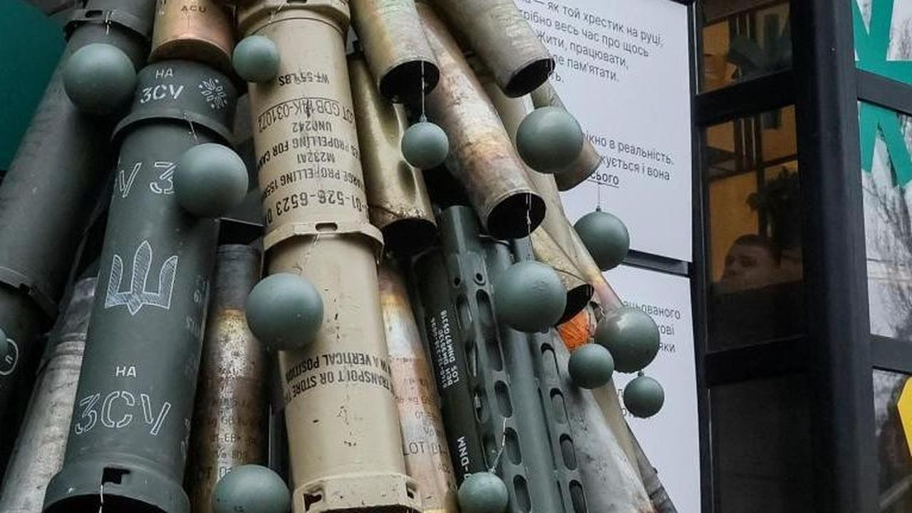 FOTO: Unik! Ada Pohon Natal Terbuat dari Amunisi Artileri dan Roket di Ukraina