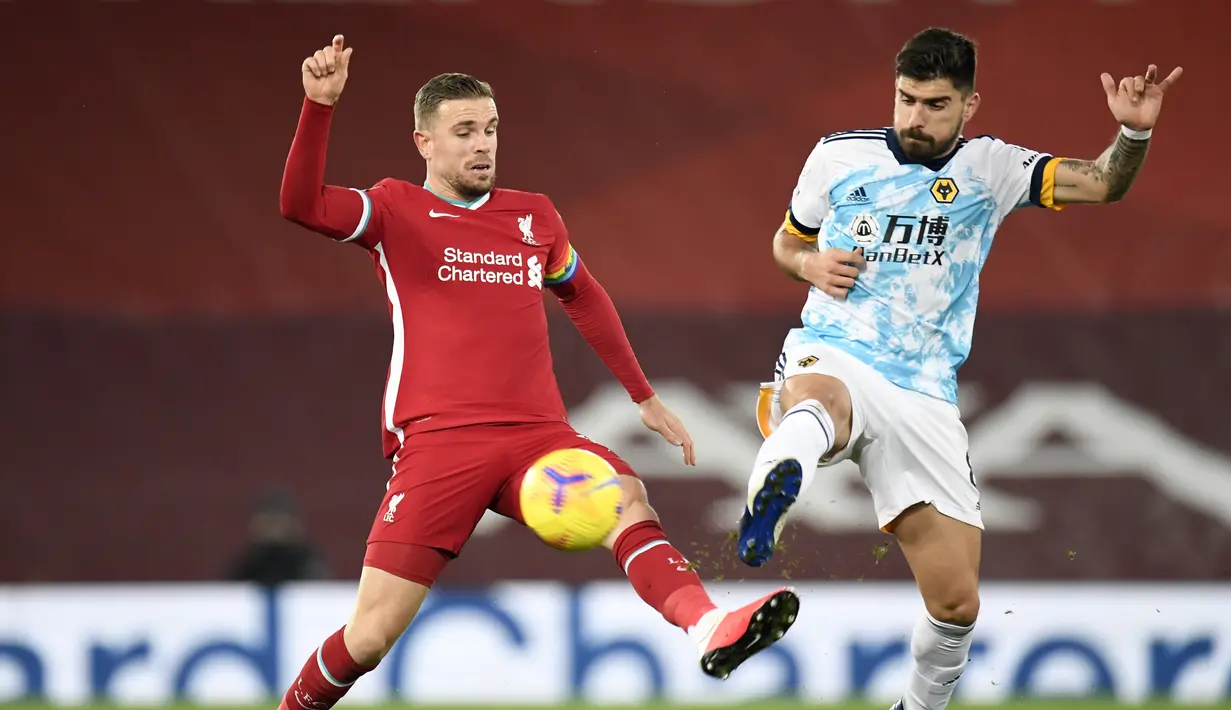 Gelandang Liverpool, Jordan Henderson (kiri) berebut bola dengan pemain Wolverhampton Wanderers, Ruben Neves pada pertandingan lanjutan Liga Inggris di Stadion Anfield, Liverpool, Inggris, Minggu (7/12/2020). Liverpool menang telak atas Wolverhampton 4-0. (Peter Powell/Pool via AP)