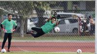 Kiper Timnas Indonesia, Muhammad Ridho, berusaha menangkap bola saat latihan di Universitas Kasetsart, Bangkok, Kamis (15/11). Latihan ini persiapan jelang laga Piala AFF 2018 melawan Thailand. (Bola.com/M. Iqbal Ichsan)