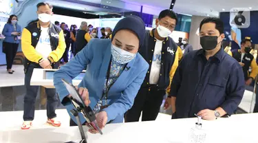 Menteri BUMN Erick Thohir didampingi Direktur Utama Bank Mandiri Darmawan Junaidi saat melihat fasilitas interactive screen yang menampilkan produk perbankan di cabang digital Jakarta Plaza Mandiri pada HUT ke-23 Bank Mandiri di Plaza Mandiri, Jakarta, Sabtu (02/10/2021). (Liputan6.com/HO/Mandiri)