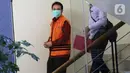 Mantan Wakil Ketua DPR RI, Azis Syamsuddin (kiri) usai menjalani pemeriksaan di Gedung KPK, Jakarta, Senin (22/11/2021). KPK memeriksa Azis Syamsuddin sebagai tersangka dalam kasus dugaan pemberian suap pencairan anggaran DAK Kabupaten Lampung Tengah tahun 2017. (Liputan6.com/Helmi Fithriansyah)