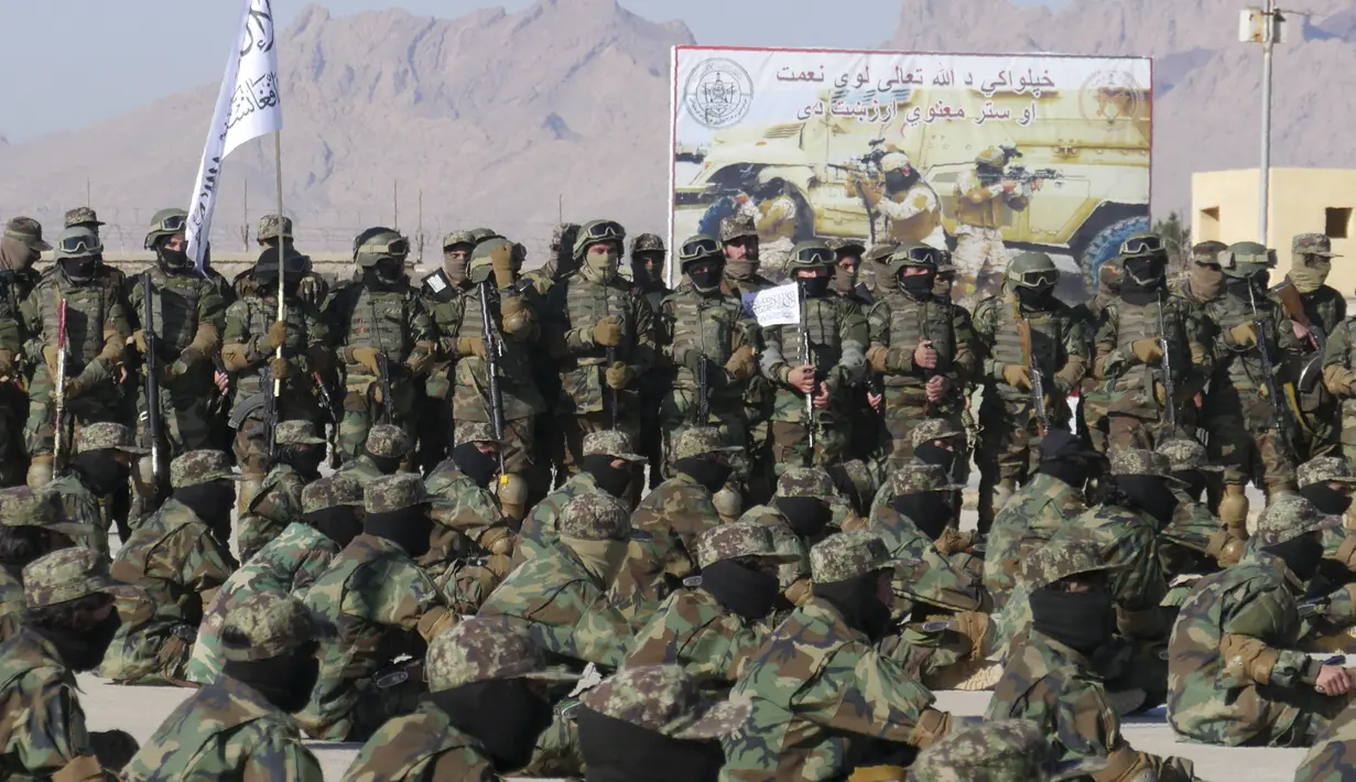 Pasukan Taliban duduk selama upacara kelulusan setelah pelatihan militer tiga bulandi Herat, Afganistan (10/1/2022). Sekitar 600 pejuang Taliban mengikuti parade militer di Kabul, Afghanistan pada Minggu (9/1) merayakan kelulusan mereka.  (AFP Photo)
