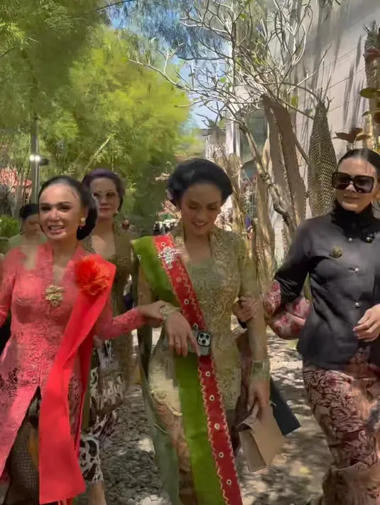 Beberapa di antaranya yang menarik perhatian adalah diva bersaudara Yuni Shara dan Krisdayanti. Tampil kompak, keduanya sama-sama terlihat menawan dengan kebaya masing-masing.  [@krisdayantilemos/@yunishara36].