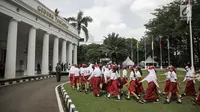 Sejumlah siswa melakukan latihan baris-berbaris di halaman Gedung Pancasila, Jakarta, Selasa (30/5). Persiapan dilakukan untuk menyambut Hari Pancasila yang jatuh pada 1 Juni 2017 nanti. (Liputan6.com/Faizal Fanani)