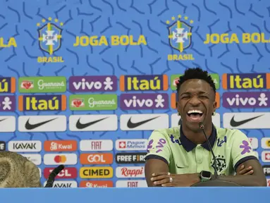 Pemandangan lucu terlihat saat Timnas Brasil melakukan konferensi pers pre match perempatfinal Piala Dunia 2022 pada Rabu (07/12/2022) waktu setempat di ruangan media Al Arabi SC Stadium. (AP/Andre Penner)