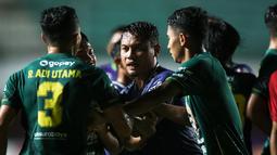 Hal ini mendapat reaksi keras dari pemain kedua tim yang kemudian melahirkan adu mulut. (Bola.com/Bagaskara Lazuardi)