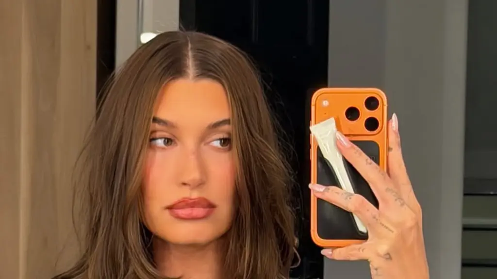 Model sekaligus pendiri Rhode ini resmi “mengumumkan” bahwa era bob haircut belum berakhir, bahkan siap berlanjut hingga 2026. [@haileybieber].