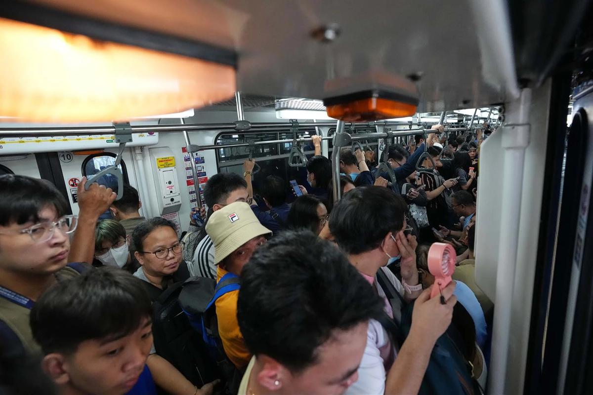 FOTO: Penumpang MRT Membludak Dampak Krisis BBM di Filipina