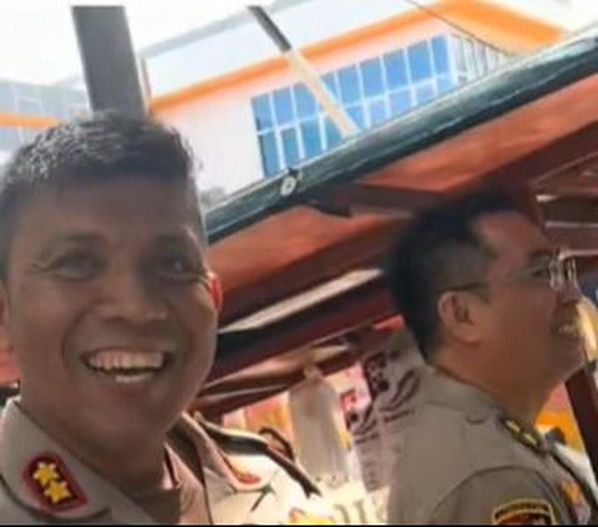 Dalam video yang diunggah oleh akun Tiktok @pujiprayitno_21, Rabu (17/01) memperlihatkan beberapa perwira polisi mengelilingi penjual es di pinggir jalan yang diduga seorang intel bernama Amir Nasution berpangkat Aiptu.&nbsp;<br>